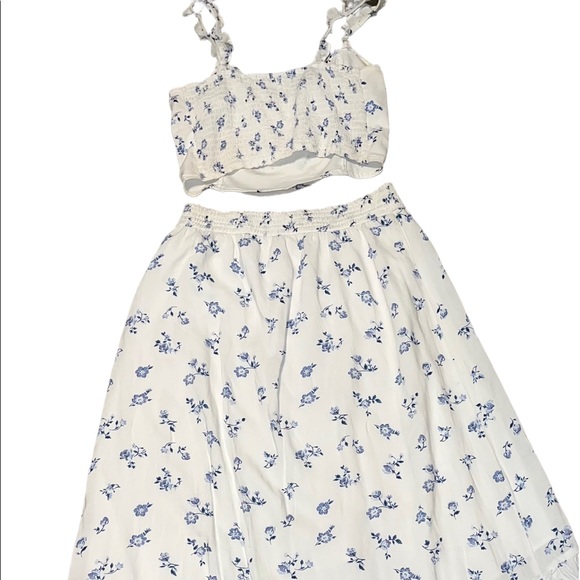 Dresses & Skirts - Hollister High Rise Floral Crop Top & Skirt Women’s Medium Buttons Flowy Skirt.